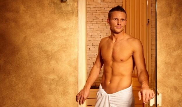 Homme dans les bains publics avant l’agrandissement du pénis
