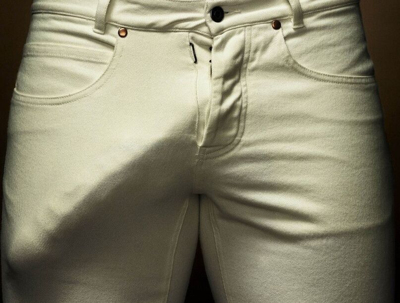 Pénis agrandi en pantalon