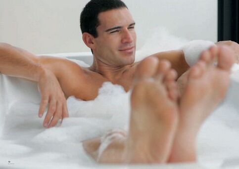 Un homme prend un bain avec du bicarbonate de soude pour agrandir son pénis